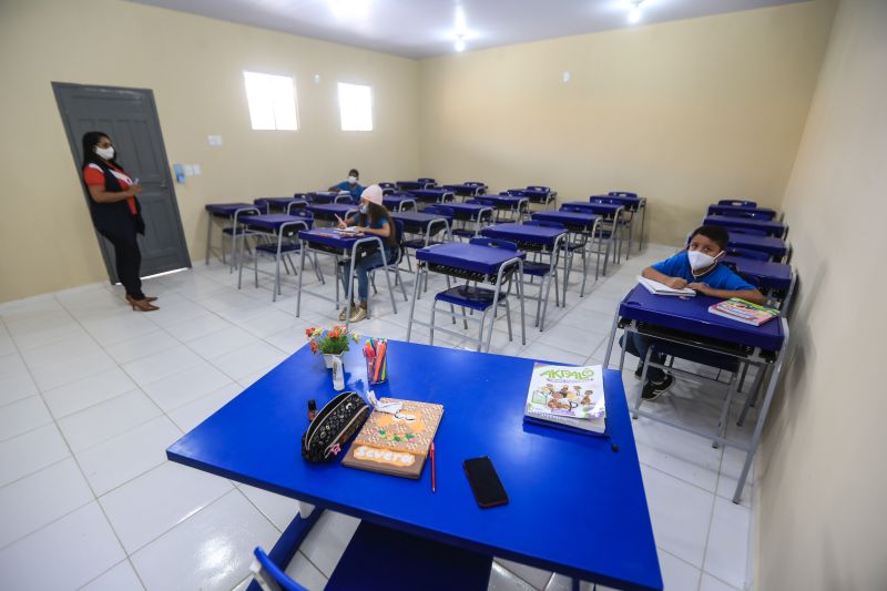 A Escola Estadual de Ensino Fundamental Maria Estelita Barbosa da Silva, no bairro do Coqueiro, em Belém, é a 57ª unidade de ensino reconstruída e entregue pelo Governo do Pará, por meio da Secretaria de Estado de Educação (Seduc), desde janeiro de 2019.

FOTO: JADER PAES/AGPARA <div class='credito_fotos'>Foto: Jader Paes / Agência Pará   |   <a href='/midias/2021/originais/7539_9fc25c5a-0e0b-a0a4-d3ef-e14f9056c00b.jpg' download><i class='fa-solid fa-download'></i> Download</a></div>