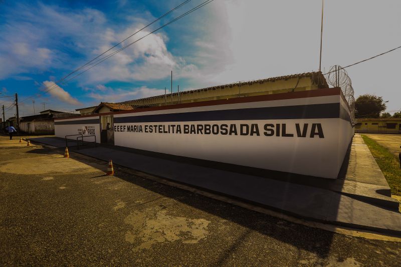 A Escola Estadual de Ensino Fundamental Maria Estelita Barbosa da Silva, no bairro do Coqueiro, em Belém, é a 57ª unidade de ensino reconstruída e entregue pelo Governo do Pará, por meio da Secretaria de Estado de Educação (Seduc), desde janeiro de 2019.

FOTO: JADER PAES/AGPARA <div class='credito_fotos'>Foto: Jader Paes / Agência Pará   |   <a href='/midias/2021/originais/7539_bcca1fb2-70e1-e754-369d-15a4a8d3014a.jpg' download><i class='fa-solid fa-download'></i> Download</a></div>