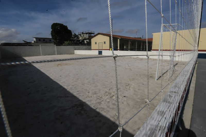 A Escola Estadual de Ensino Fundamental Maria Estelita Barbosa da Silva, no bairro do Coqueiro, em Belém, é a 57ª unidade de ensino reconstruída e entregue pelo Governo do Pará, por meio da Secretaria de Estado de Educação (Seduc), desde janeiro de 2019.

FOTO: JADER PAES/AGPARA <div class='credito_fotos'>Foto: Jader Paes / Agência Pará   |   <a href='/midias/2021/originais/7539_c15f62a3-8105-8493-ce42-118ddd6c55b4.jpg' download><i class='fa-solid fa-download'></i> Download</a></div>