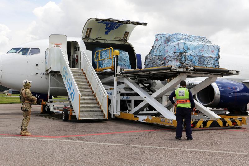 Chegada da Vacina no aeroporto de BelÃ©m(PA).
 no aeroporto de Belém

FOTO: BRUNO CECIM / AGPARA <div class='credito_fotos'>Foto: Bruno Cecim / Ag.Pará   |   <a href='/midias/2021/originais/7541_3e8c47e2-779b-2983-3804-7c66971d225a.jpg' download><i class='fa-solid fa-download'></i> Download</a></div>