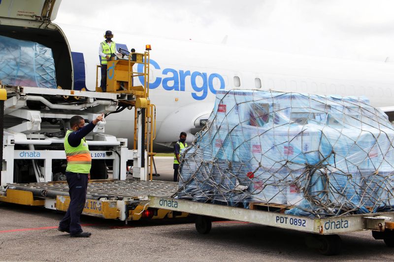 Chegada da Vacina no aeroporto de BelÃ©m(PA).
 no aeroporto de Belém

FOTO: BRUNO CECIM / AGPARA <div class='credito_fotos'>Foto: Bruno Cecim / Ag.Pará   |   <a href='/midias/2021/originais/7541_a3262ccd-e369-c469-e1f4-4f6d72fae5eb.jpg' download><i class='fa-solid fa-download'></i> Download</a></div>