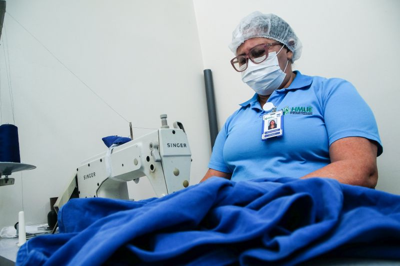 Colete para ajudar no manuseio de pacientes
Fabricação de coletes por parte do Hospital Metropolitano -
foto: PEDRO GUERREIRO/agpara <div class='credito_fotos'>Foto: Pedro Guerreiro / Ag. Pará   |   <a href='/midias/2021/originais/7542_1f0a8d23-4298-bad1-22e2-cce09fb1f4d3.jpg' download><i class='fa-solid fa-download'></i> Download</a></div>