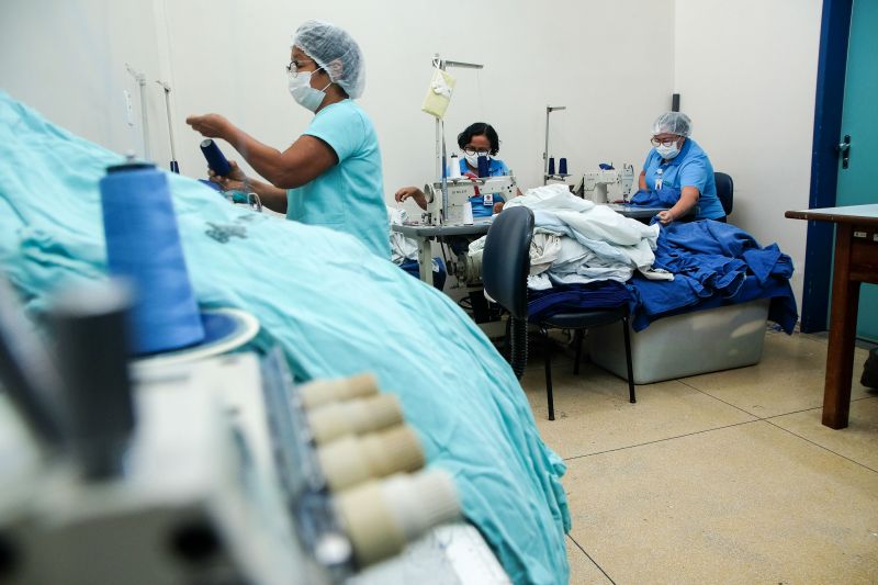 Colete para ajudar no manuseio de pacientes
Fabricação de coletes por parte do Hospital Metropolitano -
foto: PEDRO GUERREIRO/agpara <div class='credito_fotos'>Foto: Pedro Guerreiro / Ag. Pará   |   <a href='/midias/2021/originais/7542_b12050e7-809e-ec9f-f517-311094e2747a.jpg' download><i class='fa-solid fa-download'></i> Download</a></div>