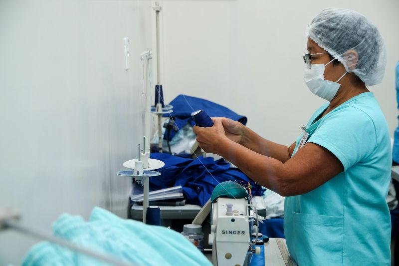 Colete para ajudar no manuseio de pacientes
Fabricação de coletes por parte do Hospital Metropolitano -
foto: PEDRO GUERREIRO/agpara <div class='credito_fotos'>Foto: Pedro Guerreiro / Ag. Pará   |   <a href='/midias/2021/originais/7542_f5d97c41-1b91-e0b4-8a61-cc080380d691.jpg' download><i class='fa-solid fa-download'></i> Download</a></div>