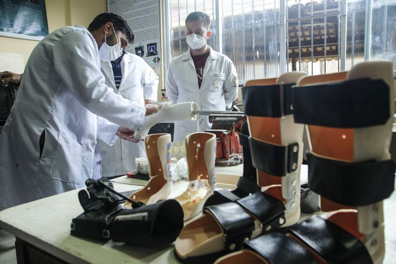 O Nucleo de desenvolvimento em tecnologia assistiva e acessibilidade alia a tecnica e o trabalho humanizado para garantir bons resultados a pacientes. <div class='credito_fotos'>Foto: Pedro Guerreiro / Ag. Pará   |   <a href='/midias/2021/originais/7543_2925dfdb-607e-a6fb-2f4c-41afb8105e7e.jpg' download><i class='fa-solid fa-download'></i> Download</a></div>