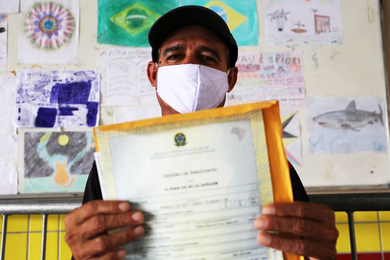 Acolhidos recebem certidÃ£o de nascimento.
Na foto; Elienai da Silva Sargem <div class='credito_fotos'>Foto: Bruno Cecim / Ag.Pará   |   <a href='/midias/2021/originais/7551_ca2562a2-f4de-227b-f8fd-8391cf3719ac.jpg' download><i class='fa-solid fa-download'></i> Download</a></div>