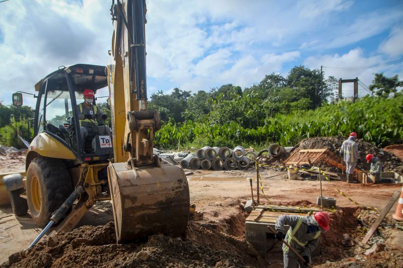 Obras de asfaltamento e drenagem na Rua Carlos Drummond de Andrade em Belém. 
 <div class='credito_fotos'>Foto: Pedro Guerreiro / Ag. Pará   |   <a href='/midias/2021/originais/8558_08cfee09-b3f1-b29d-f5b4-b705bf7c7410.jpg' download><i class='fa-solid fa-download'></i> Download</a></div>