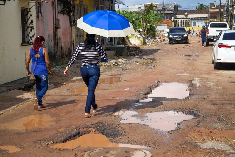 Obras de asfaltamento e drenagem na Rua Carlos Drummond de Andrade em Belém. 
 <div class='credito_fotos'>Foto: Pedro Guerreiro / Ag. Pará   |   <a href='/midias/2021/originais/8558_0e9fc861-8746-44d3-d945-c05bba581bd2.jpg' download><i class='fa-solid fa-download'></i> Download</a></div>