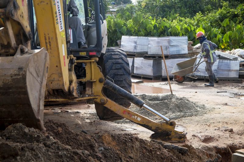 Obras de asfaltamento e drenagem na Rua Carlos Drummond de Andrade em Belém. 
 <div class='credito_fotos'>Foto: Pedro Guerreiro / Ag. Pará   |   <a href='/midias/2021/originais/8558_176c4477-37aa-54cf-46d5-eb46d4ffdb9a.jpg' download><i class='fa-solid fa-download'></i> Download</a></div>