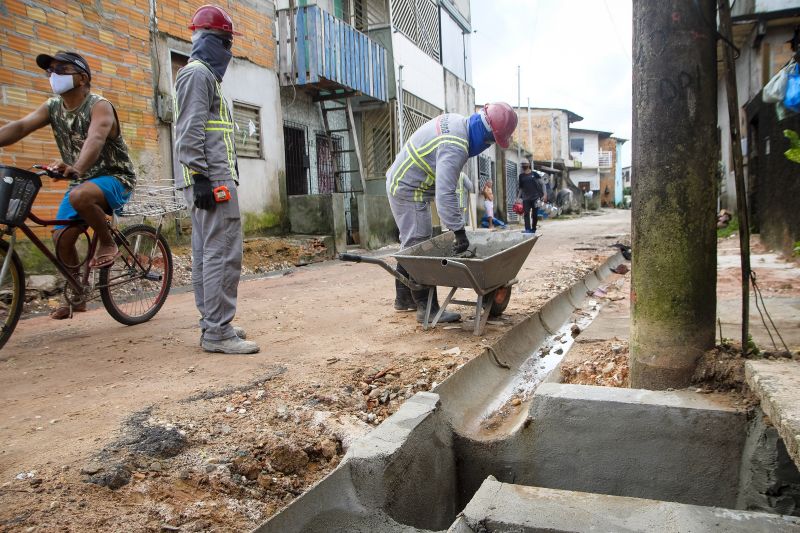 Obras de asfaltamento e drenagem na Rua Carlos Drummond de Andrade em Belém. 
 <div class='credito_fotos'>Foto: Pedro Guerreiro / Ag. Pará   |   <a href='/midias/2021/originais/8558_18c55e35-f58a-aed2-f37a-b7f823a4ce82.jpg' download><i class='fa-solid fa-download'></i> Download</a></div>