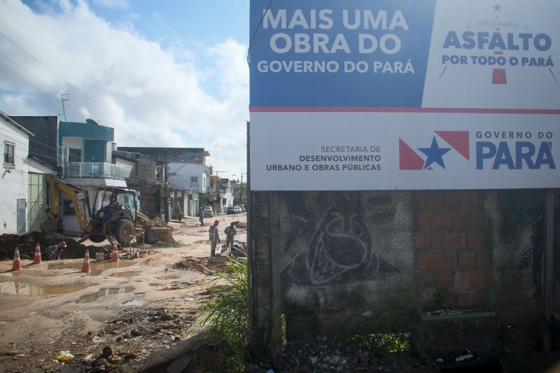 Obras de asfaltamento e drenagem na Rua Carlos Drummond de Andrade em Belém. 
 <div class='credito_fotos'>Foto: Pedro Guerreiro / Ag. Pará   |   <a href='/midias/2021/originais/8558_19e1a72a-882a-992f-4683-a4f30ce4585b.jpg' download><i class='fa-solid fa-download'></i> Download</a></div>