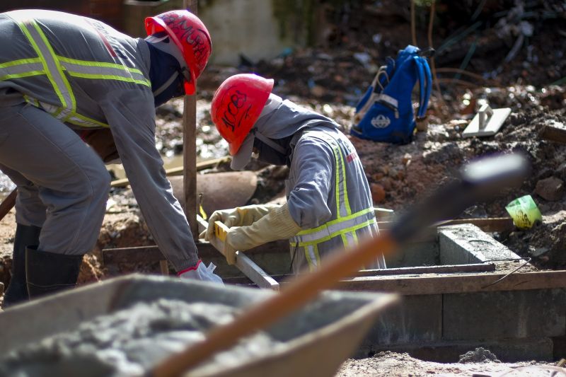 Obras de asfaltamento e drenagem na Rua Carlos Drummond de Andrade em Belém. 
 <div class='credito_fotos'>Foto: Pedro Guerreiro / Ag. Pará   |   <a href='/midias/2021/originais/8558_6171fcbe-e3c2-4c17-ad9c-115602564e11.jpg' download><i class='fa-solid fa-download'></i> Download</a></div>