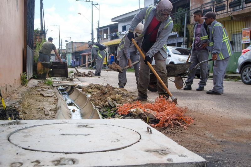 Obras de asfaltamento e drenagem na Rua Carlos Drummond de Andrade em Belém. 
 <div class='credito_fotos'>Foto: Pedro Guerreiro / Ag. Pará   |   <a href='/midias/2021/originais/8558_7b0d32a7-b2c5-1e1f-76ae-e2ed0f195ddc.jpg' download><i class='fa-solid fa-download'></i> Download</a></div>