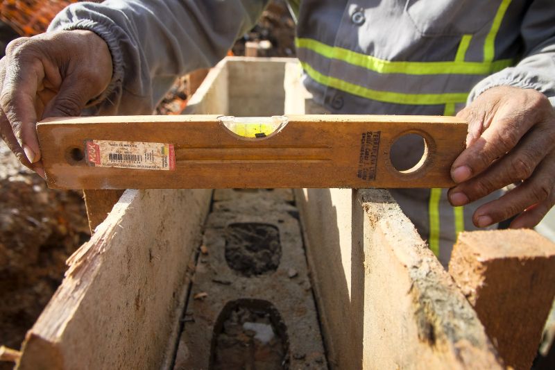 Obras de asfaltamento e drenagem na Rua Carlos Drummond de Andrade em Belém. 
 <div class='credito_fotos'>Foto: Pedro Guerreiro / Ag. Pará   |   <a href='/midias/2021/originais/8558_80e7170b-2d7c-1a8f-f551-bd61f7b1f84a.jpg' download><i class='fa-solid fa-download'></i> Download</a></div>