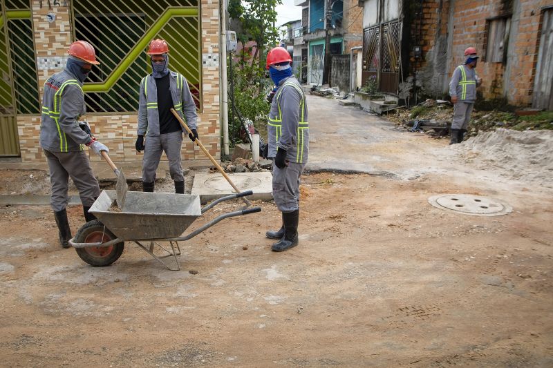 Obras de asfaltamento e drenagem na Rua Carlos Drummond de Andrade em Belém. 
 <div class='credito_fotos'>Foto: Pedro Guerreiro / Ag. Pará   |   <a href='/midias/2021/originais/8558_857faaab-8084-2b83-16cb-71c5386ea8d8.jpg' download><i class='fa-solid fa-download'></i> Download</a></div>