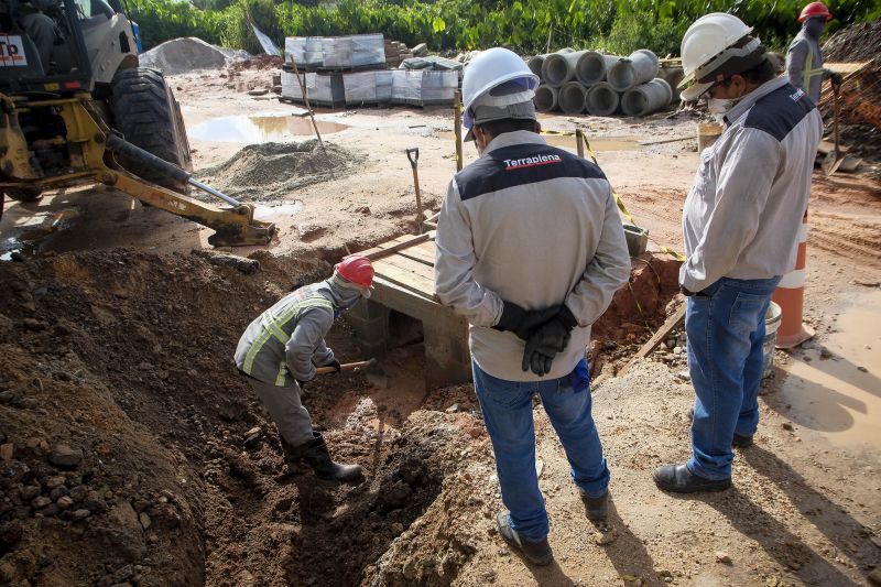 Obras de asfaltamento e drenagem na Rua Carlos Drummond de Andrade em Belém. 
 <div class='credito_fotos'>Foto: Pedro Guerreiro / Ag. Pará   |   <a href='/midias/2021/originais/8558_8dd35cd2-4d00-2b2a-05ee-0783db9a5f16.jpg' download><i class='fa-solid fa-download'></i> Download</a></div>