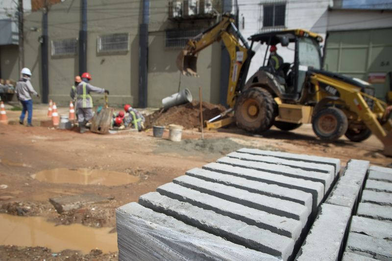 Obras de asfaltamento e drenagem na Rua Carlos Drummond de Andrade em Belém. 
 <div class='credito_fotos'>Foto: Pedro Guerreiro / Ag. Pará   |   <a href='/midias/2021/originais/8558_93a5663d-6d55-312e-2709-0f0ea81a6138.jpg' download><i class='fa-solid fa-download'></i> Download</a></div>