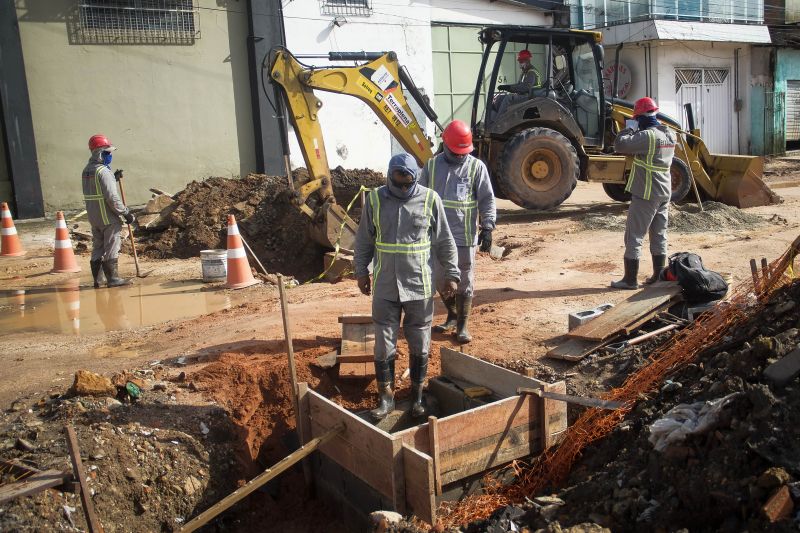 Obras de asfaltamento e drenagem na Rua Carlos Drummond de Andrade em Belém. 
 <div class='credito_fotos'>Foto: Pedro Guerreiro / Ag. Pará   |   <a href='/midias/2021/originais/8558_fafae36e-c227-eee6-6a97-2faa50d4656d.jpg' download><i class='fa-solid fa-download'></i> Download</a></div>