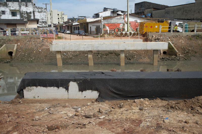 Av. Rosa Danin, Bairro de Canudos em Belem. Obras de macrodrenagem no canal do tucunduba. <div class='credito_fotos'>Foto: Pedro Guerreiro / Ag. Pará   |   <a href='/midias/2021/originais/8561_2d30a652-3478-9a5c-31d4-9f223fa4472d.jpg' download><i class='fa-solid fa-download'></i> Download</a></div>