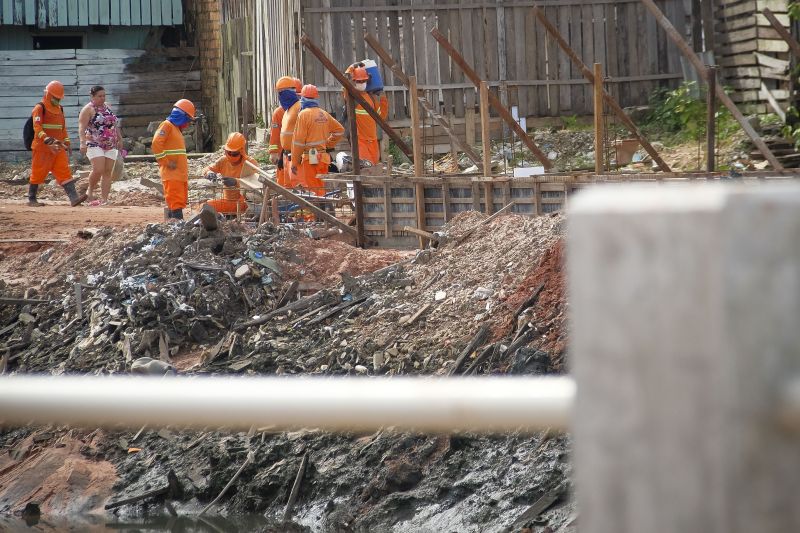 Av. Rosa Danin, Bairro de Canudos em Belem. Obras de macrodrenagem no canal do tucunduba. <div class='credito_fotos'>Foto: Pedro Guerreiro / Ag. Pará   |   <a href='/midias/2021/originais/8561_3bb0af66-ebe2-0c6f-6eea-c28057dd6617.jpg' download><i class='fa-solid fa-download'></i> Download</a></div>