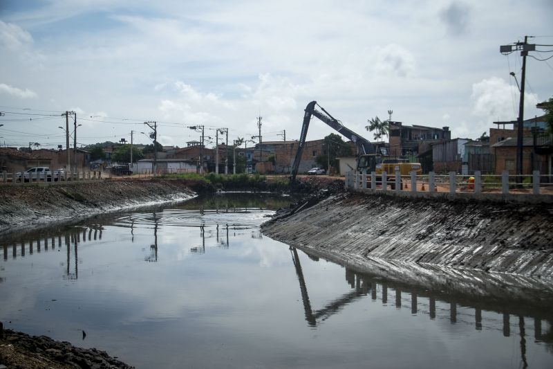 Av. Rosa Danin, Bairro de Canudos em Belem. Obras de macrodrenagem no canal do tucunduba. <div class='credito_fotos'>Foto: Pedro Guerreiro / Ag. Pará   |   <a href='/midias/2021/originais/8561_a54ea793-0abf-ae99-f15e-9f7b0c383e3e.jpg' download><i class='fa-solid fa-download'></i> Download</a></div>