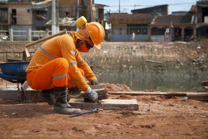 Av. Rosa Danin, Bairro de Canudos em Belem. Obras de macrodrenagem no canal do tucunduba. <div class='credito_fotos'>Foto: Pedro Guerreiro / Ag. Pará   |   <a href='/midias/2021/originais/8561_be0ca0de-380c-30ec-17a8-b81cc4f6afa0.jpg' download><i class='fa-solid fa-download'></i> Download</a></div>