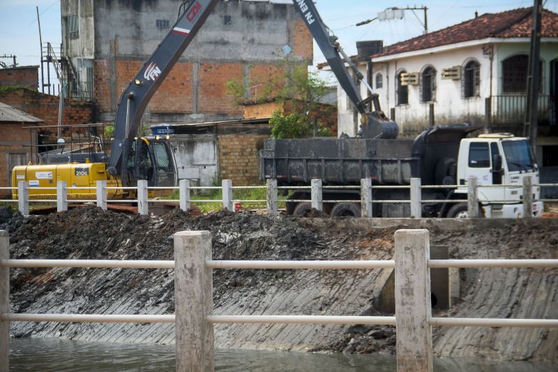 Av. Rosa Danin, Bairro de Canudos em Belem. Obras de macrodrenagem no canal do tucunduba. <div class='credito_fotos'>Foto: Pedro Guerreiro / Ag. Pará   |   <a href='/midias/2021/originais/8561_d91faba4-552b-4e9f-5451-e25a0fac5b5c.jpg' download><i class='fa-solid fa-download'></i> Download</a></div>