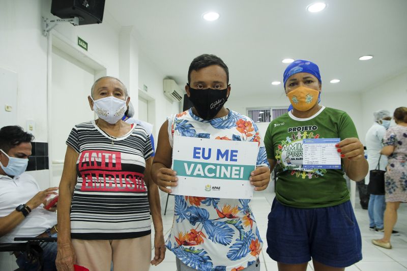 Renais cronicos, pessoas com sindrome de down e idosos acima de 60 anos sao vacinados na APAE e em alguns pontos de BelÃ©m. <div class='credito_fotos'>Foto: Pedro Guerreiro / Ag. Pará   |   <a href='/midias/2021/originais/8566_4af4dfcf-a443-b663-ef00-eee380b10c38.jpg' download><i class='fa-solid fa-download'></i> Download</a></div>