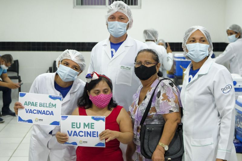 Renais crônicos, pessoas com sindrome de down e idosos acima de 60 anos sao vacinados na APAE e em alguns pontos de Belém. Ana Maria Gurjão, 40 anos, foi se vacinar acompanhada da irmã. <div class='credito_fotos'>Foto: Pedro Guerreiro / Ag. Pará   |   <a href='/midias/2021/originais/8566_4f710dce-faaf-44cf-afbf-a868f9ea6a14.jpg' download><i class='fa-solid fa-download'></i> Download</a></div>