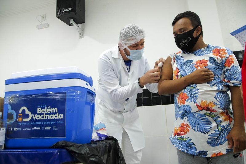 Renais cronicos, pessoas com sindrome de down e idosos acima de 60 anos sao vacinados na APAE e em alguns pontos de BelÃ©m. <div class='credito_fotos'>Foto: Pedro Guerreiro / Ag. Pará   |   <a href='/midias/2021/originais/8566_5a43f84a-fe99-1650-149b-eb73b69fa9f8.jpg' download><i class='fa-solid fa-download'></i> Download</a></div>