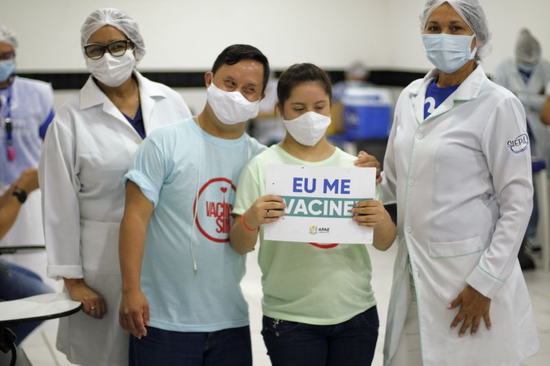 Renais cronicos, pessoas com sindrome de down e idosos acima de 60 anos sao vacinados na APAE e em alguns pontos de BelÃ©m. <div class='credito_fotos'>Foto: Pedro Guerreiro / Ag. Pará   |   <a href='/midias/2021/originais/8566_7bededb5-2555-0b5f-5814-f1aa6bf29500.jpg' download><i class='fa-solid fa-download'></i> Download</a></div>