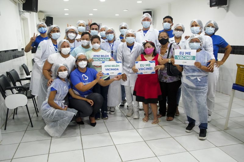 Renais cronicos, pessoas com sindrome de down e idosos acima de 60 anos sao vacinados na APAE e em alguns pontos de BelÃ©m. Ana Maria GurjÃ£o, 40 anos, foi se vacinar acompanhada da irmÃ£. <div class='credito_fotos'>Foto: Pedro Guerreiro / Ag. Pará   |   <a href='/midias/2021/originais/8566_86795b03-d143-5ac9-a2bf-81e5fda3d0a6.jpg' download><i class='fa-solid fa-download'></i> Download</a></div>