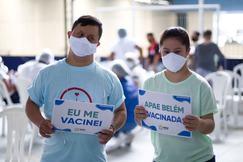 Renais cronicos, pessoas com sindrome de down e idosos acima de 60 anos sao vacinados na APAE e em alguns pontos de BelÃ©m. <div class='credito_fotos'>Foto: Pedro Guerreiro / Ag. Pará   |   <a href='/midias/2021/originais/8566_9fdaf0b8-ef5e-1cdd-e5ef-3e7d29d7afec.jpg' download><i class='fa-solid fa-download'></i> Download</a></div>