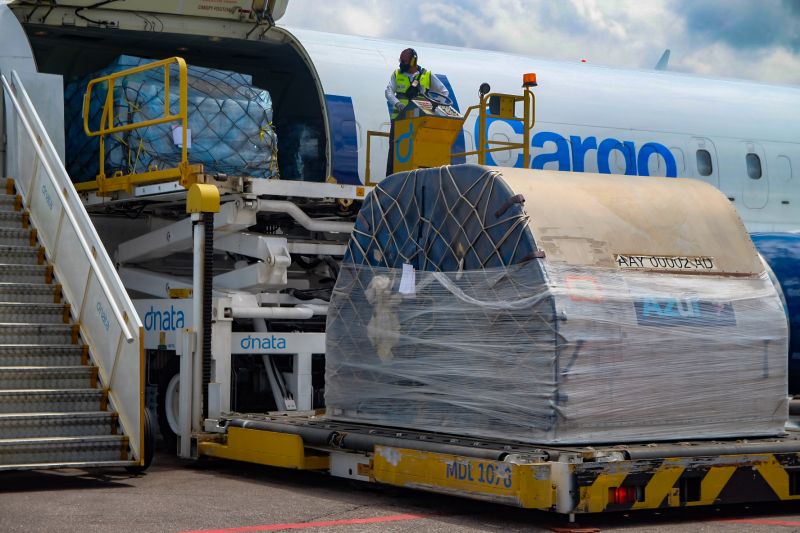 Chegou ao Pará, no final da manhã desta sexta-feira (30), a décima quinta remessa de vacinas contra a Covid-19. Foram enviadas pelo Ministério da Saúde 148.750 doses, sendo 145.750 da Oxford/AstraZeneca, produzida pela Fundação Oswaldo Cruz (Fiocruz), e 3 mil doses da CoronaVac/ Sinovac, imunizante desenvolvido no Brasil pelo Instituto Butantan. 

FOTO: PEDRO GUERREIRO / AG.PARÁ <div class='credito_fotos'>Foto: Pedro Guerreiro / Ag. Pará   |   <a href='/midias/2021/originais/8571_0574e27f-1c7b-c872-90d0-5d0f8635f9bc.jpg' download><i class='fa-solid fa-download'></i> Download</a></div>