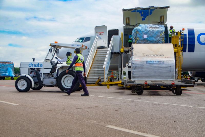 Chegou ao Pará, no final da manhã desta sexta-feira (30), a décima quinta remessa de vacinas contra a Covid-19. Foram enviadas pelo Ministério da Saúde 148.750 doses, sendo 145.750 da Oxford/AstraZeneca, produzida pela Fundação Oswaldo Cruz (Fiocruz), e 3 mil doses da CoronaVac/ Sinovac, imunizante desenvolvido no Brasil pelo Instituto Butantan. 

FOTO: PEDRO GUERREIRO / AG.PARÁ <div class='credito_fotos'>Foto: Pedro Guerreiro / Ag. Pará   |   <a href='/midias/2021/originais/8571_b842e360-d734-616b-f737-913d48776470.jpg' download><i class='fa-solid fa-download'></i> Download</a></div>