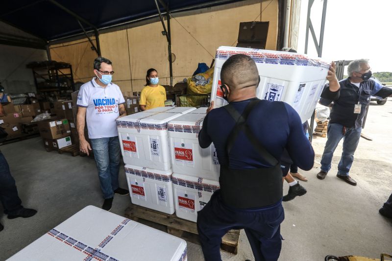 Chegou ao Pará, no final da manhã desta sexta-feira (30), a décima quinta remessa de vacinas contra a Covid-19. Foram enviadas pelo Ministério da Saúde 148.750 doses, sendo 145.750 da Oxford/AstraZeneca, produzida pela Fundação Oswaldo Cruz (Fiocruz), e 3 mil doses da CoronaVac/ Sinovac, imunizante desenvolvido no Brasil pelo Instituto Butantan. 

FOTO: JADER PAES / AG.PARÁ <div class='credito_fotos'>Foto: Jader Paes / Agência Pará   |   <a href='/midias/2021/originais/8573_0bbfa18f-1e32-32a4-ed18-0383427d602e.jpg' download><i class='fa-solid fa-download'></i> Download</a></div>