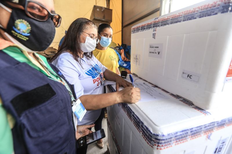 Chegou ao Pará, no final da manhã desta sexta-feira (30), a décima quinta remessa de vacinas contra a Covid-19. Foram enviadas pelo Ministério da Saúde 148.750 doses, sendo 145.750 da Oxford/AstraZeneca, produzida pela Fundação Oswaldo Cruz (Fiocruz), e 3 mil doses da CoronaVac/ Sinovac, imunizante desenvolvido no Brasil pelo Instituto Butantan. 

FOTO: JADER PAES / AG.PARÁ <div class='credito_fotos'>Foto: Jader Paes / Agência Pará   |   <a href='/midias/2021/originais/8573_300ffd25-ff7b-b0c6-2068-1c7c0ee3397f.jpg' download><i class='fa-solid fa-download'></i> Download</a></div>