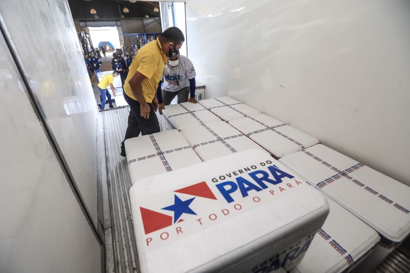 Chegou ao Pará, no final da manhã desta sexta-feira (30), a décima quinta remessa de vacinas contra a Covid-19. Foram enviadas pelo Ministério da Saúde 148.750 doses, sendo 145.750 da Oxford/AstraZeneca, produzida pela Fundação Oswaldo Cruz (Fiocruz), e 3 mil doses da CoronaVac/ Sinovac, imunizante desenvolvido no Brasil pelo Instituto Butantan. 

FOTO: JADER PAES / AG.PARÁ <div class='credito_fotos'>Foto: Jader Paes / Agência Pará   |   <a href='/midias/2021/originais/8573_3cb45ffe-a6cd-66ca-0825-a78263988aad.jpg' download><i class='fa-solid fa-download'></i> Download</a></div>