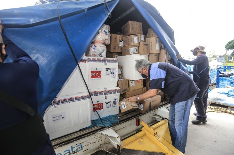 Chegou ao Pará, no final da manhã desta sexta-feira (30), a décima quinta remessa de vacinas contra a Covid-19. Foram enviadas pelo Ministério da Saúde 148.750 doses, sendo 145.750 da Oxford/AstraZeneca, produzida pela Fundação Oswaldo Cruz (Fiocruz), e 3 mil doses da CoronaVac/ Sinovac, imunizante desenvolvido no Brasil pelo Instituto Butantan. 

FOTO: JADER PAES / AG.PARÁ <div class='credito_fotos'>Foto: Jader Paes / Agência Pará   |   <a href='/midias/2021/originais/8573_65cdad06-2535-3027-3d26-38725ddf4472.jpg' download><i class='fa-solid fa-download'></i> Download</a></div>