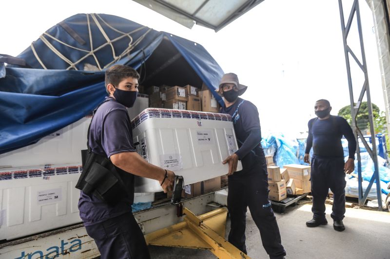 Chegou ao Pará, no final da manhã desta sexta-feira (30), a décima quinta remessa de vacinas contra a Covid-19. Foram enviadas pelo Ministério da Saúde 148.750 doses, sendo 145.750 da Oxford/AstraZeneca, produzida pela Fundação Oswaldo Cruz (Fiocruz), e 3 mil doses da CoronaVac/ Sinovac, imunizante desenvolvido no Brasil pelo Instituto Butantan. 

FOTO: JADER PAES / AG.PARÁ <div class='credito_fotos'>Foto: Jader Paes / Agência Pará   |   <a href='/midias/2021/originais/8573_853c20a7-e32c-16c4-f061-45192b36f555.jpg' download><i class='fa-solid fa-download'></i> Download</a></div>