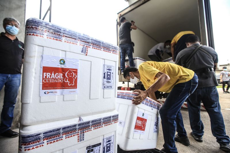 Chegou ao Pará, no final da manhã desta sexta-feira (30), a décima quinta remessa de vacinas contra a Covid-19. Foram enviadas pelo Ministério da Saúde 148.750 doses, sendo 145.750 da Oxford/AstraZeneca, produzida pela Fundação Oswaldo Cruz (Fiocruz), e 3 mil doses da CoronaVac/ Sinovac, imunizante desenvolvido no Brasil pelo Instituto Butantan. 

FOTO: JADER PAES / AG.PARÁ <div class='credito_fotos'>Foto: Jader Paes / Agência Pará   |   <a href='/midias/2021/originais/8573_8ba37765-ef63-b070-b023-a994f0b917da.jpg' download><i class='fa-solid fa-download'></i> Download</a></div>