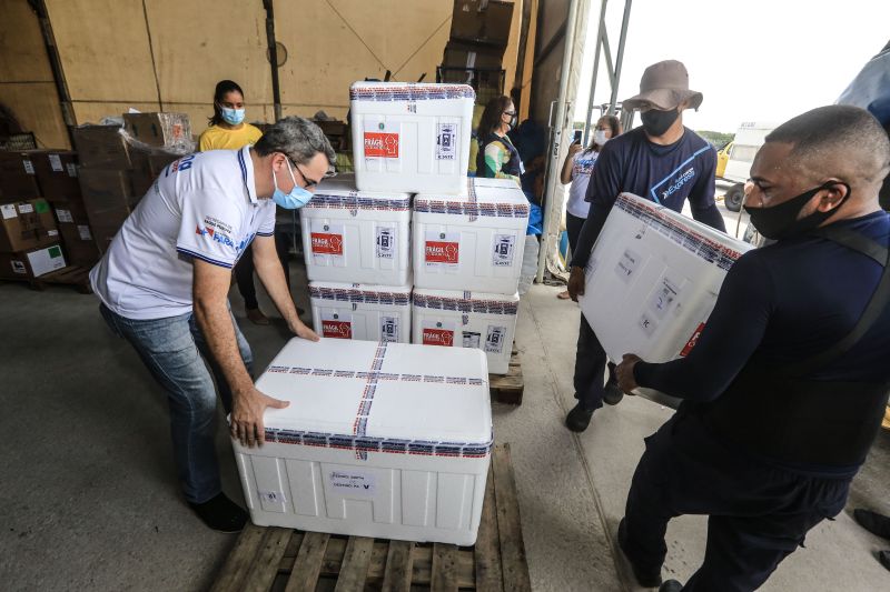 Chegou ao Pará, no final da manhã desta sexta-feira (30), a décima quinta remessa de vacinas contra a Covid-19. Foram enviadas pelo Ministério da Saúde 148.750 doses, sendo 145.750 da Oxford/AstraZeneca, produzida pela Fundação Oswaldo Cruz (Fiocruz), e 3 mil doses da CoronaVac/ Sinovac, imunizante desenvolvido no Brasil pelo Instituto Butantan. 

FOTO: JADER PAES / AG.PARÁ <div class='credito_fotos'>Foto: Jader Paes / Agência Pará   |   <a href='/midias/2021/originais/8573_b8fb1133-ee1c-3800-9ee4-a01c001dc397.jpg' download><i class='fa-solid fa-download'></i> Download</a></div>