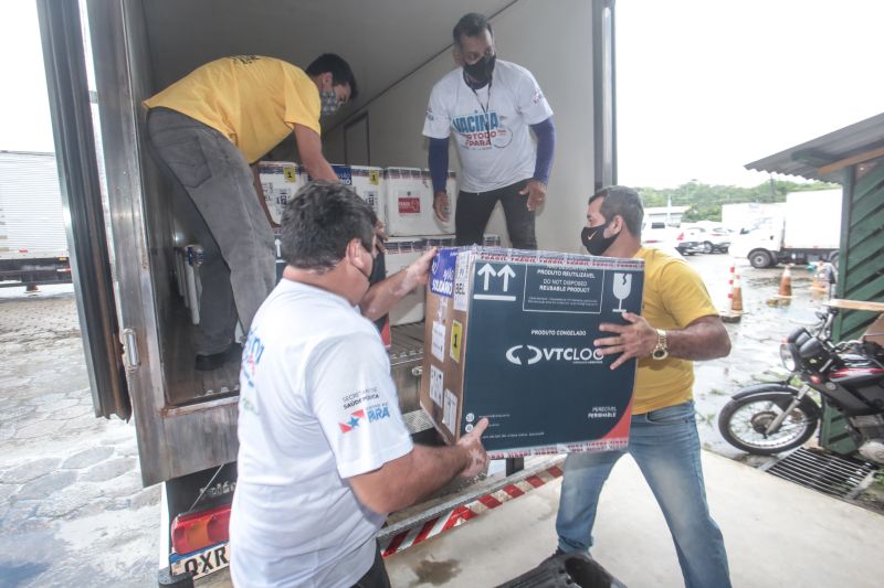 O Pará recebeu, na tarde desta segunda-feira (3), a décima sétima remessa de vacinas contra a Covid-19. Foram enviadas pelo Ministério da Saúde (MS) 14.040 doses da vacina produzida pela Pfizer em parceria com a empresa alemã BioNTech e 206.750 da Oxford/AstraZeneca, produzida pela Fundação Oswaldo Cruz (Fiocruz).

FOTO: ALEX RIBEIRO / AG.PARÁ <div class='credito_fotos'>Foto: Alex Ribeiro / Ag. Pará   |   <a href='/midias/2021/originais/8581_6e2d3394-6d57-25eb-6040-71f936011b7d.jpg' download><i class='fa-solid fa-download'></i> Download</a></div>