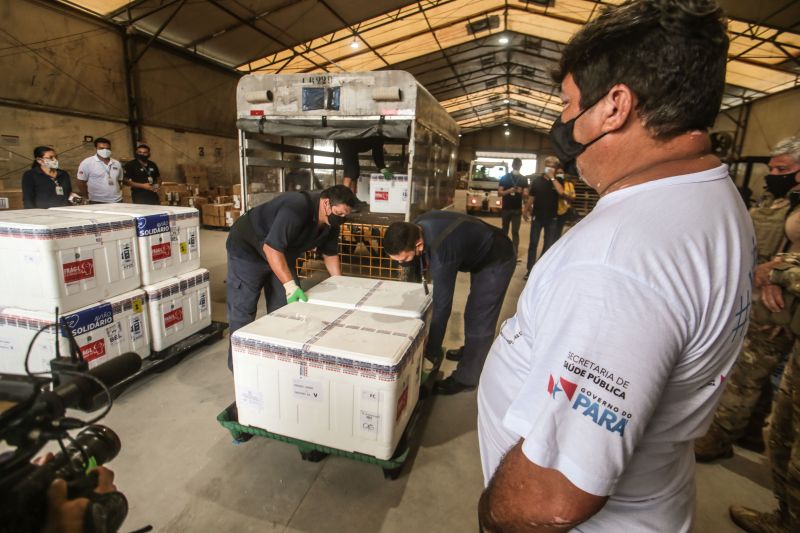 O Pará recebeu, na tarde desta segunda-feira (3), a décima sétima remessa de vacinas contra a Covid-19. Foram enviadas pelo Ministério da Saúde (MS) 14.040 doses da vacina produzida pela Pfizer em parceria com a empresa alemã BioNTech e 206.750 da Oxford/AstraZeneca, produzida pela Fundação Oswaldo Cruz (Fiocruz).

FOTO: ALEX RIBEIRO / AG.PARÁ <div class='credito_fotos'>Foto: Alex Ribeiro / Ag. Pará   |   <a href='/midias/2021/originais/8581_dc8a06ec-dd04-d7c4-1490-88a9c76ec04a.jpg' download><i class='fa-solid fa-download'></i> Download</a></div>