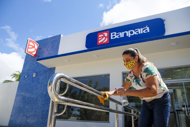 BanparÃ¡ na cidade de Prainha, Oeste paraense, inicia atendimento ao publico. <div class='credito_fotos'>Foto: Pedro Guerreiro / Ag. Pará   |   <a href='/midias/2021/originais/8592_b11eab10-6019-e39a-c18e-8d3547963a7e.jpg' download><i class='fa-solid fa-download'></i> Download</a></div>