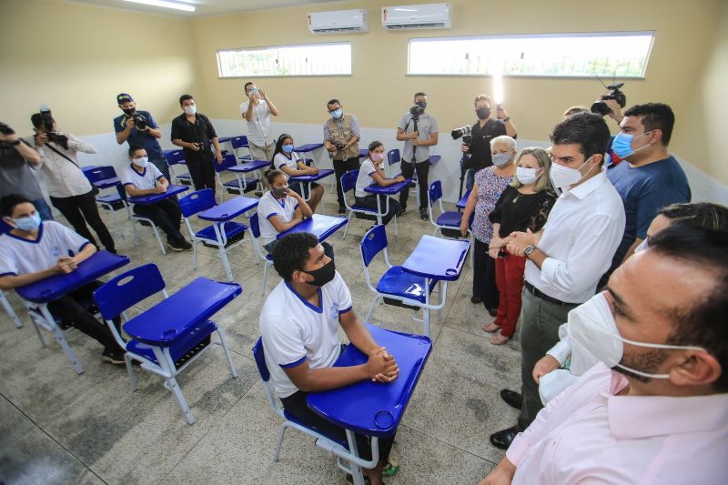 O governador Helder Barbalho inaugurou, nesta quinta-feira (06), as novas instalaÃ§Ãµes da Escola Estadual de Ensino Fundamental e MÃ©dio SÃ£o Miguel de Beja, em Abaetetuba, municÃ­pio localizado na RegiÃ£o Nordeste do Estado. <div class='credito_fotos'>Foto: Jader Paes / Agência Pará   |   <a href='/midias/2021/originais/8596_02c74e26-1895-8548-fec5-377c2d3a896d.jpg' download><i class='fa-solid fa-download'></i> Download</a></div>