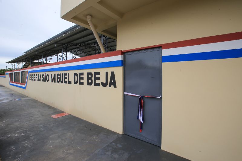 O governador Helder Barbalho inaugurou, nesta quinta-feira (06), as novas instalaÃ§Ãµes da Escola Estadual de Ensino Fundamental e MÃ©dio SÃ£o Miguel de Beja, em Abaetetuba, municÃ­pio localizado na RegiÃ£o Nordeste do Estado. <div class='credito_fotos'>Foto: Jader Paes / Agência Pará   |   <a href='/midias/2021/originais/8596_23d095be-da40-7e49-722a-c7f502d9ca2a.jpg' download><i class='fa-solid fa-download'></i> Download</a></div>