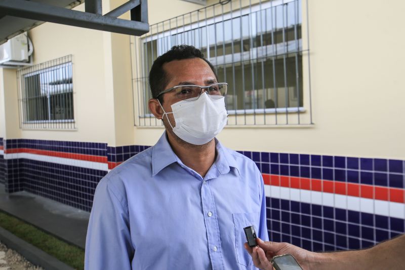 O governador Helder Barbalho inaugurou, nesta quinta-feira (06), as novas instalaÃ§Ãµes da Escola Estadual de Ensino Fundamental e MÃ©dio SÃ£o Miguel de Beja, em Abaetetuba, municÃ­pio localizado na RegiÃ£o Nordeste do Estado.
Diretor da escola. José Ferreira <div class='credito_fotos'>Foto: Jader Paes / Agência Pará   |   <a href='/midias/2021/originais/8596_510d7e58-a1fc-506e-a74b-375e5ca83287.jpg' download><i class='fa-solid fa-download'></i> Download</a></div>