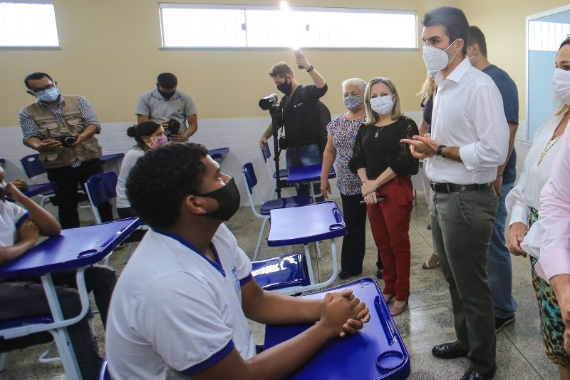 O governador Helder Barbalho inaugurou, nesta quinta-feira (06), as novas instalaÃ§Ãµes da Escola Estadual de Ensino Fundamental e MÃ©dio SÃ£o Miguel de Beja, em Abaetetuba, municÃ­pio localizado na RegiÃ£o Nordeste do Estado. <div class='credito_fotos'>Foto: Jader Paes / Agência Pará   |   <a href='/midias/2021/originais/8596_a3f301e9-3a4e-2deb-a3f4-9e0a6f4b01dc.jpg' download><i class='fa-solid fa-download'></i> Download</a></div>