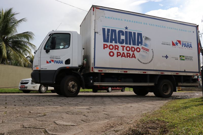 Chegada das vacinas da Oxford/AstraZeneca em BelÃ©m, nesta quinta feira (06). Foto: Rodrigo Pinheiro/agpara <div class='credito_fotos'>Foto: Rodrigo Pinheiro / Ag.Pará   |   <a href='/midias/2021/originais/8597_8b708a81-c424-a8a8-f63d-c723842309e4.jpg' download><i class='fa-solid fa-download'></i> Download</a></div>